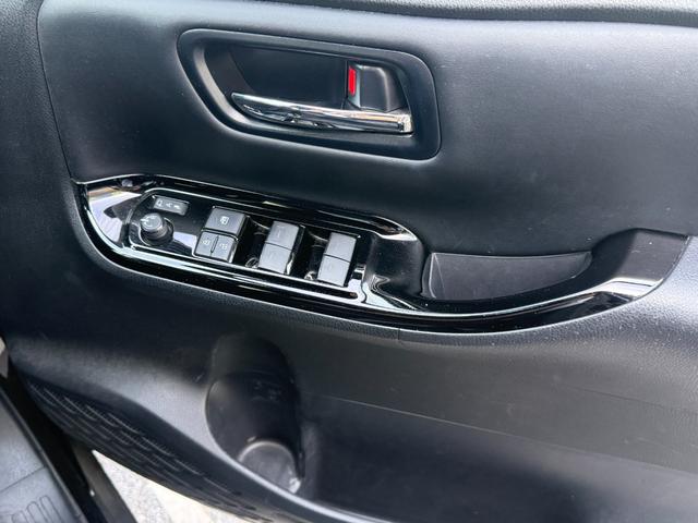 ヴォクシー ハイブリッドＺＳ　煌ＩＩＩ　禁煙車　モデリスタフルエアロ　９型ＳＤナビ　後席モニター　両側電動スライド　バックカメラ　衝突軽減装置　車線逸脱警報　ＥＴＣ　Ｂｌｕｅｔｏｏｔｈオーディオ　フルセグＴＶ　ＤＶＤ再生　シートヒーター（38枚目）