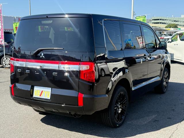 デリカＤ：５ ブラックエディション　登録済未使用車　４ＷＤ　ターボ　両側電動スライド　電動リヤゲート　全方位カメラ　電動サイドステップ　衝突軽減装置　車線逸脱警報　ＢＳＭ　コーナーセンサー　追従クルコン　黒革電動シート　１００Ｖ電源（24枚目）