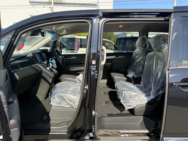 デリカＤ：５ ブラックエディション　登録済未使用車　４ＷＤ　ターボ　両側電動スライド　電動リヤゲート　全方位カメラ　電動サイドステップ　衝突軽減装置　車線逸脱警報　ＢＳＭ　コーナーセンサー　追従クルコン　黒革電動シート　１００Ｖ電源（30枚目）