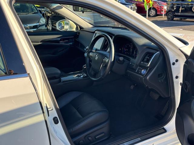 クラウンハイブリッド アスリートS アドバンストパッケージ 禁煙1オーナー レザーシートパッケージ メーカーオプションスパッタリングアルミ メーカーオプション8インチナビ フルセグ ETC ドラレコ スマートキー プッシュスタート HIDライト LEDフォグ(12枚目)