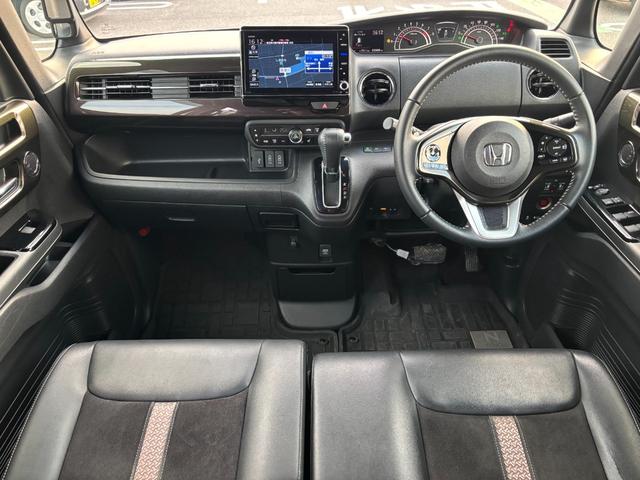 N-BOXカスタム G・Lターボホンダセンシング 禁煙車 純正8型ナビ 両側電動スライド バックカメラ ETC 衝突軽減装置 車線逸脱警報 Bluetoothオーディオ フルセグTV DVD再生 前後ドラレコ ハーフレザー シートヒーター 純正アルミ(3枚目)