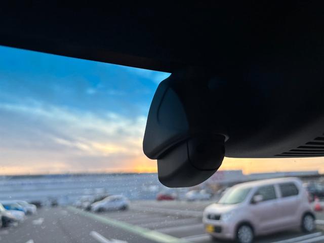 N-BOXカスタム G・Lターボホンダセンシング 禁煙車 純正8型ナビ 両側電動スライド バックカメラ ETC 衝突軽減装置 車線逸脱警報 Bluetoothオーディオ フルセグTV DVD再生 前後ドラレコ ハーフレザー シートヒーター 純正アルミ(13枚目)