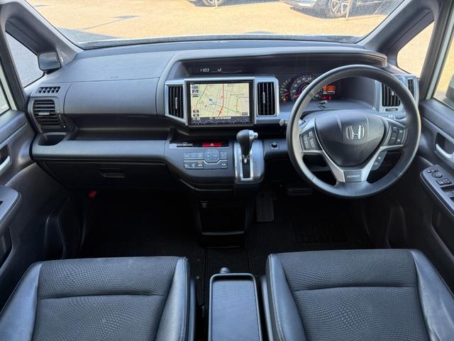 ステップワゴンスパーダ Ｚ　クールスピリット　後期型　８人乗り　純正９型ナビ　後席モニター　両側電動スライド　バックカメラ　ＥＴＣ　フルセグＴＶ　ＤＶＤ再生　ハーフレザー　クルコン　パドルシフト　ドラレコ　スマートキー　ＨＩＤライト　純正アルミ（3枚目）