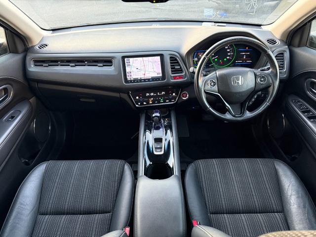 ヴェゼル ハイブリッドＺ　禁煙車　純正８型ナビ　バックカメラ　ＥＴＣ　衝突軽減装置　Ｂｌｕｅｔｏｏｔｈオーディオ　フルセグＴＶ　ＤＶＤ再生　ＬＥＤヘッドライト　ハーフレザー　シートヒーター　クルコン　パドルシフト　純正アルミ（3枚目）