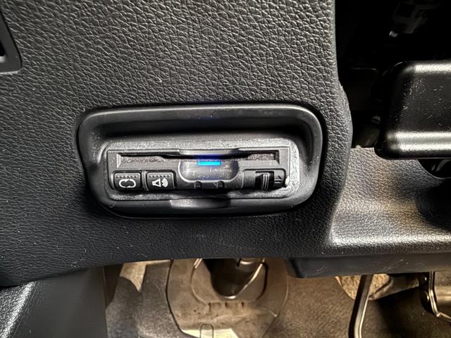 ヴェゼル ハイブリッドＺ　禁煙車　純正８型ナビ　バックカメラ　ＥＴＣ　衝突軽減装置　Ｂｌｕｅｔｏｏｔｈオーディオ　フルセグＴＶ　ＤＶＤ再生　ＬＥＤヘッドライト　ハーフレザー　シートヒーター　クルコン　パドルシフト　純正アルミ（10枚目）