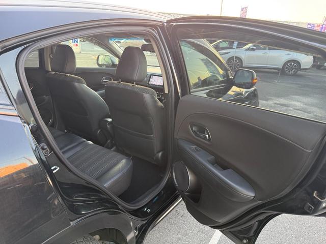 ヴェゼル ハイブリッドＺ　禁煙車　純正８型ナビ　バックカメラ　ＥＴＣ　衝突軽減装置　Ｂｌｕｅｔｏｏｔｈオーディオ　フルセグＴＶ　ＤＶＤ再生　ＬＥＤヘッドライト　ハーフレザー　シートヒーター　クルコン　パドルシフト　純正アルミ（16枚目）