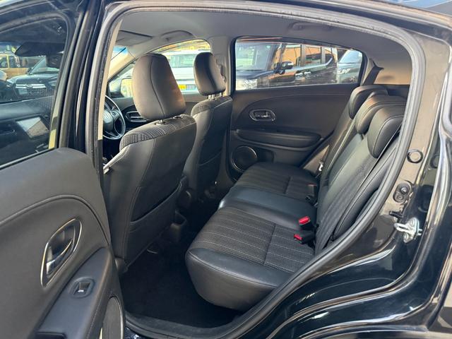 ヴェゼル ハイブリッドＺ　禁煙車　純正８型ナビ　バックカメラ　ＥＴＣ　衝突軽減装置　Ｂｌｕｅｔｏｏｔｈオーディオ　フルセグＴＶ　ＤＶＤ再生　ＬＥＤヘッドライト　ハーフレザー　シートヒーター　クルコン　パドルシフト　純正アルミ（27枚目）