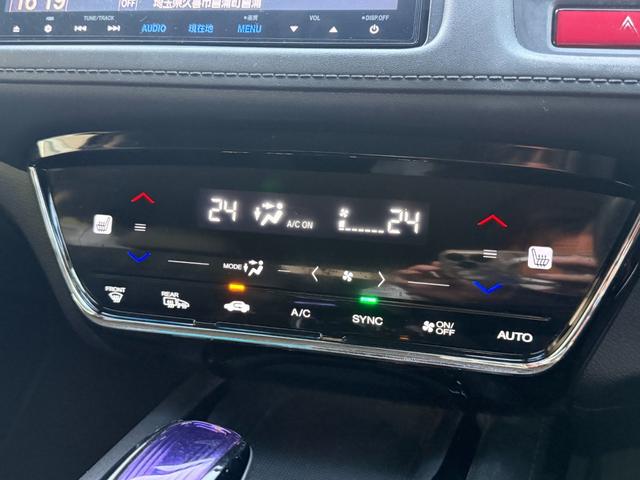 ヴェゼル ハイブリッドＺ　禁煙車　純正８型ナビ　バックカメラ　ＥＴＣ　衝突軽減装置　Ｂｌｕｅｔｏｏｔｈオーディオ　フルセグＴＶ　ＤＶＤ再生　ＬＥＤヘッドライト　ハーフレザー　シートヒーター　クルコン　パドルシフト　純正アルミ（33枚目）