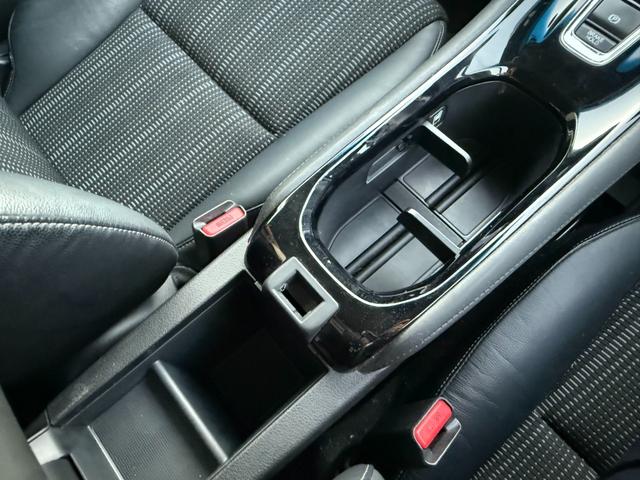 ヴェゼル ハイブリッドＺ　禁煙車　純正８型ナビ　バックカメラ　ＥＴＣ　衝突軽減装置　Ｂｌｕｅｔｏｏｔｈオーディオ　フルセグＴＶ　ＤＶＤ再生　ＬＥＤヘッドライト　ハーフレザー　シートヒーター　クルコン　パドルシフト　純正アルミ（39枚目）