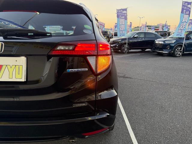 ヴェゼル ハイブリッドＺ　禁煙車　純正８型ナビ　バックカメラ　ＥＴＣ　衝突軽減装置　Ｂｌｕｅｔｏｏｔｈオーディオ　フルセグＴＶ　ＤＶＤ再生　ＬＥＤヘッドライト　ハーフレザー　シートヒーター　クルコン　パドルシフト　純正アルミ（45枚目）