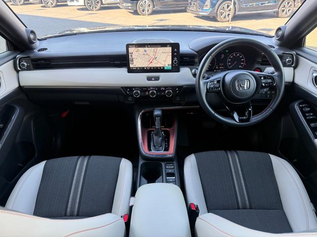 ヴェゼル ｅ：ＨＥＶ　ＰＬａＹ　禁煙１オーナー車　ガラスルーフ　メーカー９型ナビ　全方位カメラ　ＥＴＣ２．０　電動リヤゲート　ホンダセンシング　ＢＳＭ　ＢＴオーディオ　フルセグ　シート＆ステアリングヒーター　前後ドラレコ　純正アルミ（3枚目）