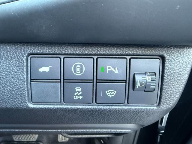 ヴェゼル ｅ：ＨＥＶ　ＰＬａＹ　禁煙１オーナー車　ガラスルーフ　メーカー９型ナビ　全方位カメラ　ＥＴＣ２．０　電動リヤゲート　ホンダセンシング　ＢＳＭ　ＢＴオーディオ　フルセグ　シート＆ステアリングヒーター　前後ドラレコ　純正アルミ（13枚目）