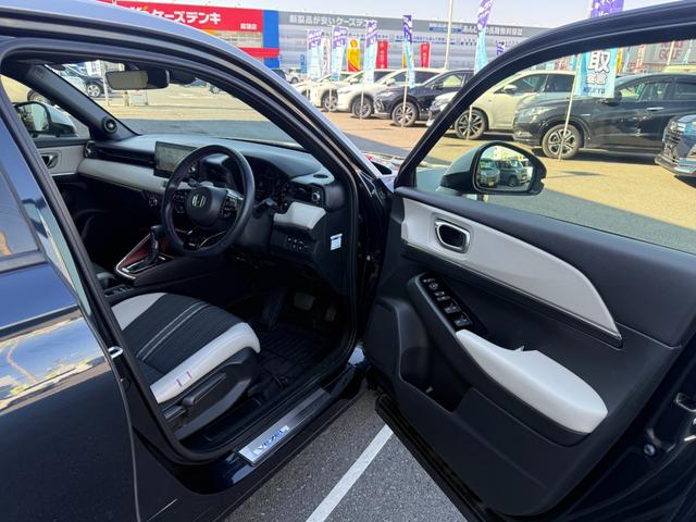 ヴェゼル ｅ：ＨＥＶ　ＰＬａＹ　禁煙１オーナー車　ガラスルーフ　メーカー９型ナビ　全方位カメラ　ＥＴＣ２．０　電動リヤゲート　ホンダセンシング　ＢＳＭ　ＢＴオーディオ　フルセグ　シート＆ステアリングヒーター　前後ドラレコ　純正アルミ（14枚目）