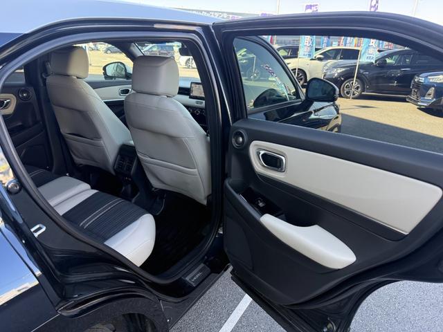 ヴェゼル ｅ：ＨＥＶ　ＰＬａＹ　禁煙１オーナー車　ガラスルーフ　メーカー９型ナビ　全方位カメラ　ＥＴＣ２．０　電動リヤゲート　ホンダセンシング　ＢＳＭ　ＢＴオーディオ　フルセグ　シート＆ステアリングヒーター　前後ドラレコ　純正アルミ（16枚目）