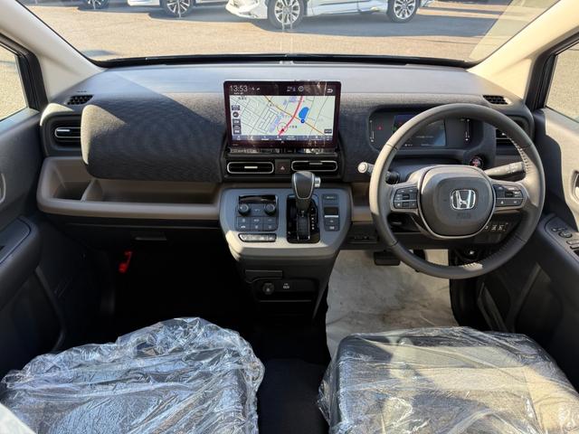 フリード ｅ：ＨＥＶエアー　ＥＸ　登録済未使用車　全方位カメラ　純正１１．４型ナビ　ＥＴＣ２．０　ＢＳＩ・後退出庫サポート　アダプティブドライビングビーム　両側電動スライド　シートヒーター　リアクーラー　パーキングセンサー　専用アルミ（3枚目）