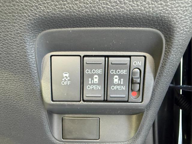 フリード ｅ：ＨＥＶエアー　ＥＸ　登録済未使用車　全方位カメラ　純正１１．４型ナビ　ＥＴＣ２．０　ＢＳＩ・後退出庫サポート　アダプティブドライビングビーム　両側電動スライド　シートヒーター　リアクーラー　パーキングセンサー　専用アルミ（9枚目）