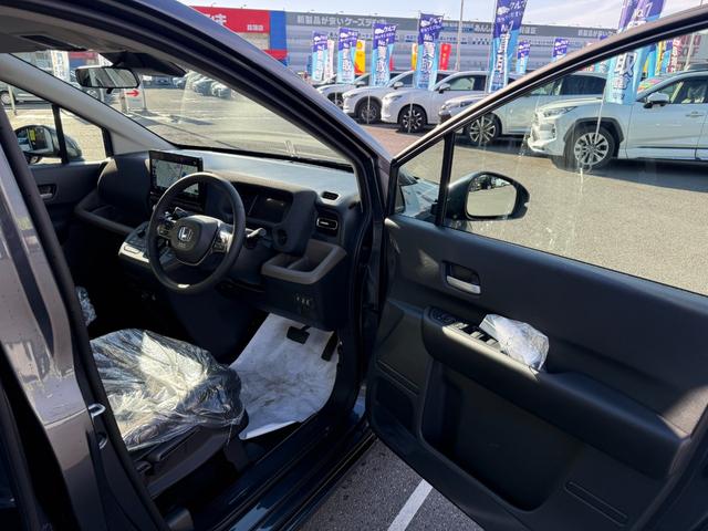 フリード ｅ：ＨＥＶエアー　ＥＸ　登録済未使用車　全方位カメラ　純正１１．４型ナビ　ＥＴＣ２．０　ＢＳＩ・後退出庫サポート　アダプティブドライビングビーム　両側電動スライド　シートヒーター　リアクーラー　パーキングセンサー　専用アルミ（14枚目）