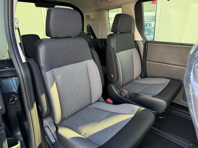 フリード ｅ：ＨＥＶエアー　ＥＸ　登録済未使用車　全方位カメラ　純正１１．４型ナビ　ＥＴＣ２．０　ＢＳＩ・後退出庫サポート　アダプティブドライビングビーム　両側電動スライド　シートヒーター　リアクーラー　パーキングセンサー　専用アルミ（16枚目）