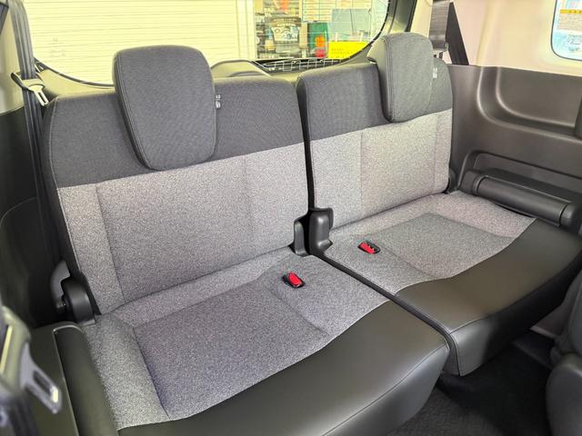 フリード ｅ：ＨＥＶエアー　ＥＸ　登録済未使用車　全方位カメラ　純正１１．４型ナビ　ＥＴＣ２．０　ＢＳＩ・後退出庫サポート　アダプティブドライビングビーム　両側電動スライド　シートヒーター　リアクーラー　パーキングセンサー　専用アルミ（17枚目）