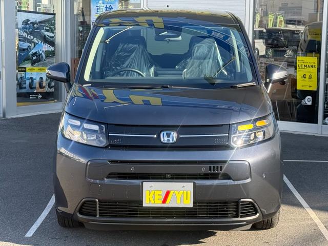 フリード ｅ：ＨＥＶエアー　ＥＸ　登録済未使用車　全方位カメラ　純正１１．４型ナビ　ＥＴＣ２．０　ＢＳＩ・後退出庫サポート　アダプティブドライビングビーム　両側電動スライド　シートヒーター　リアクーラー　パーキングセンサー　専用アルミ（18枚目）