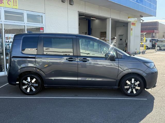 フリード ｅ：ＨＥＶエアー　ＥＸ　登録済未使用車　全方位カメラ　純正１１．４型ナビ　ＥＴＣ２．０　ＢＳＩ・後退出庫サポート　アダプティブドライビングビーム　両側電動スライド　シートヒーター　リアクーラー　パーキングセンサー　専用アルミ（21枚目）