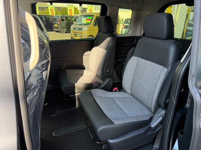 フリード ｅ：ＨＥＶエアー　ＥＸ　登録済未使用車　全方位カメラ　純正１１．４型ナビ　ＥＴＣ２．０　ＢＳＩ・後退出庫サポート　アダプティブドライビングビーム　両側電動スライド　シートヒーター　リアクーラー　パーキングセンサー　専用アルミ（27枚目）