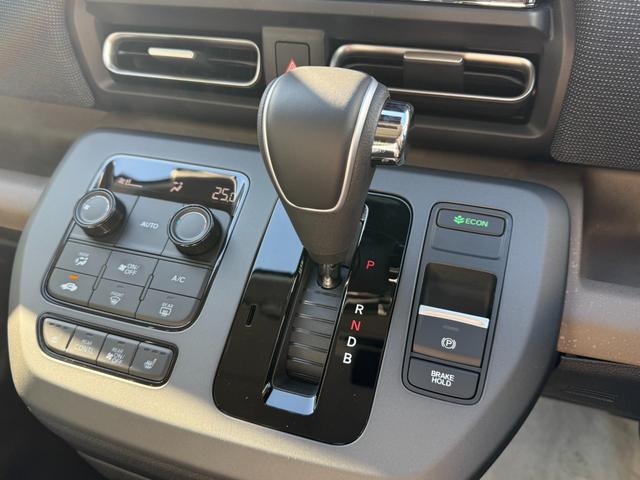 フリード ｅ：ＨＥＶエアー　ＥＸ　登録済未使用車　全方位カメラ　純正１１．４型ナビ　ＥＴＣ２．０　ＢＳＩ・後退出庫サポート　アダプティブドライビングビーム　両側電動スライド　シートヒーター　リアクーラー　パーキングセンサー　専用アルミ（34枚目）