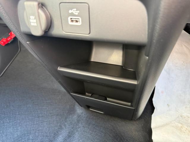 フリード ｅ：ＨＥＶエアー　ＥＸ　登録済未使用車　全方位カメラ　純正１１．４型ナビ　ＥＴＣ２．０　ＢＳＩ・後退出庫サポート　アダプティブドライビングビーム　両側電動スライド　シートヒーター　リアクーラー　パーキングセンサー　専用アルミ（38枚目）