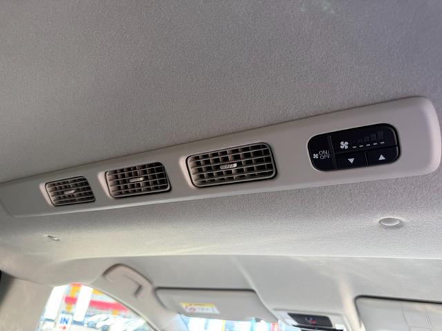 フリード ｅ：ＨＥＶエアー　ＥＸ　登録済未使用車　全方位カメラ　純正１１．４型ナビ　ＥＴＣ２．０　ＢＳＩ・後退出庫サポート　アダプティブドライビングビーム　両側電動スライド　シートヒーター　リアクーラー　パーキングセンサー　専用アルミ（41枚目）