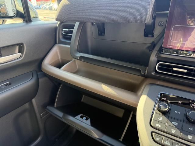 フリード ｅ：ＨＥＶエアー　ＥＸ　登録済未使用車　全方位カメラ　純正１１．４型ナビ　ＥＴＣ２．０　ＢＳＩ・後退出庫サポート　アダプティブドライビングビーム　両側電動スライド　シートヒーター　リアクーラー　パーキングセンサー　専用アルミ（44枚目）