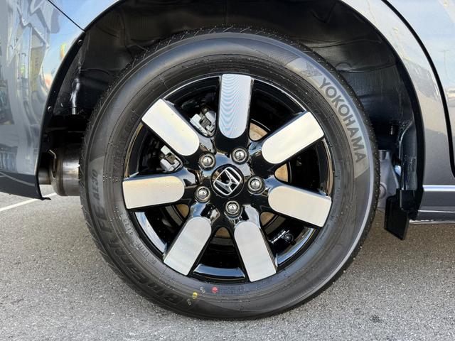 フリード ｅ：ＨＥＶエアー　ＥＸ　登録済未使用車　全方位カメラ　純正１１．４型ナビ　ＥＴＣ２．０　ＢＳＩ・後退出庫サポート　アダプティブドライビングビーム　両側電動スライド　シートヒーター　リアクーラー　パーキングセンサー　専用アルミ（50枚目）