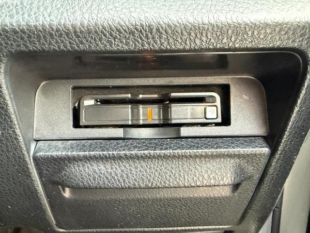 エスクァイア Ｇｉ　禁煙１オーナー　モデリスタフルエアロ　黒革シート　９型ＳＤナビ　後席モニター　両側電動スライド　バックカメラ　ＥＴＣ　衝突軽減装置　車線逸脱警報　Ｂｌｕｅｔｏｏｔｈオーディオ　フルセグＴＶ　ＤＶＤ再生（11枚目）