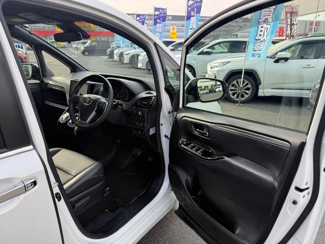 エスクァイア Ｇｉ　禁煙１オーナー　モデリスタフルエアロ　黒革シート　９型ＳＤナビ　後席モニター　両側電動スライド　バックカメラ　ＥＴＣ　衝突軽減装置　車線逸脱警報　Ｂｌｕｅｔｏｏｔｈオーディオ　フルセグＴＶ　ＤＶＤ再生（14枚目）