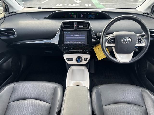 プリウス Aプレミアム ツーリングセレクション 禁煙1オーナー 純正9型SDナビ 黒革電動シート バックカメラ ETC2.0 衝突軽減装置 車線逸脱警報 BSM Bluetoothオーディオ フルセグTV 追従クルコン 100V電源 シートヒーター(3枚目)