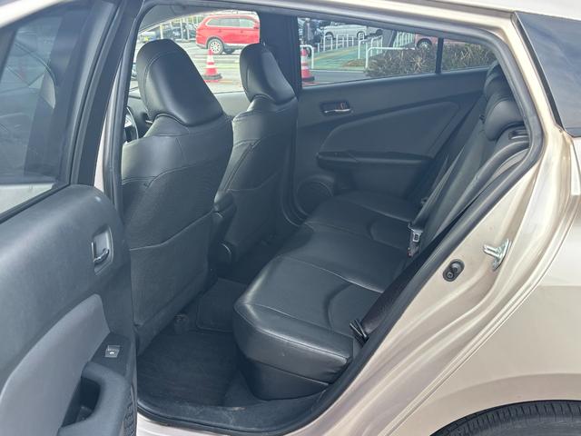 プリウス Aプレミアム ツーリングセレクション 禁煙1オーナー 純正9型SDナビ 黒革電動シート バックカメラ ETC2.0 衝突軽減装置 車線逸脱警報 BSM Bluetoothオーディオ フルセグTV 追従クルコン 100V電源 シートヒーター(27枚目)