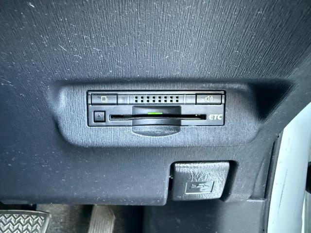プリウス Ｓ　禁煙車　純正ＳＤナビ　バックカメラ　ＥＴＣ　Ｂｌｕｅｔｏｏｔｈオーディオ　フルセグＴＶ　ＣＤ　ＤＶＤ　ＨＩＤライト　フォグ　オートライト　プッシュスタート　スマートキー　ステリモ　純正１５インチアルミ（9枚目）