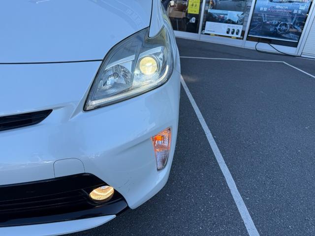 プリウス Ｓ　禁煙車　純正ＳＤナビ　バックカメラ　ＥＴＣ　Ｂｌｕｅｔｏｏｔｈオーディオ　フルセグＴＶ　ＣＤ　ＤＶＤ　ＨＩＤライト　フォグ　オートライト　プッシュスタート　スマートキー　ステリモ　純正１５インチアルミ（11枚目）