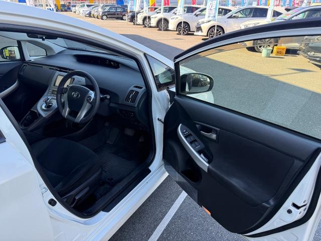 プリウス Ｓ　禁煙車　純正ＳＤナビ　バックカメラ　ＥＴＣ　Ｂｌｕｅｔｏｏｔｈオーディオ　フルセグＴＶ　ＣＤ　ＤＶＤ　ＨＩＤライト　フォグ　オートライト　プッシュスタート　スマートキー　ステリモ　純正１５インチアルミ（12枚目）