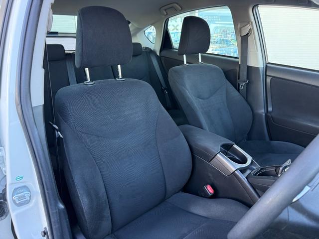 プリウス Ｓ　禁煙車　純正ＳＤナビ　バックカメラ　ＥＴＣ　Ｂｌｕｅｔｏｏｔｈオーディオ　フルセグＴＶ　ＣＤ　ＤＶＤ　ＨＩＤライト　フォグ　オートライト　プッシュスタート　スマートキー　ステリモ　純正１５インチアルミ（13枚目）