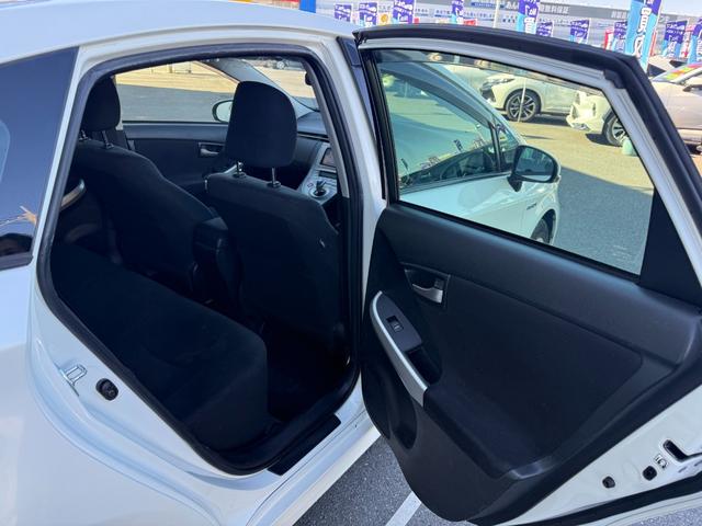 プリウス Ｓ　禁煙車　純正ＳＤナビ　バックカメラ　ＥＴＣ　Ｂｌｕｅｔｏｏｔｈオーディオ　フルセグＴＶ　ＣＤ　ＤＶＤ　ＨＩＤライト　フォグ　オートライト　プッシュスタート　スマートキー　ステリモ　純正１５インチアルミ（14枚目）