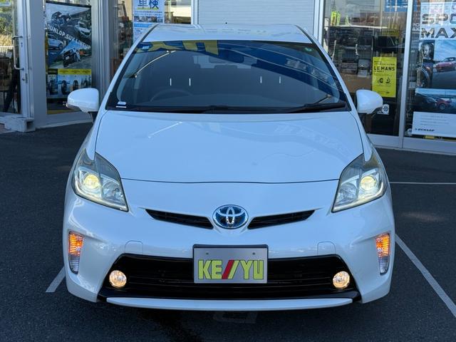 プリウス Ｓ　禁煙車　純正ＳＤナビ　バックカメラ　ＥＴＣ　Ｂｌｕｅｔｏｏｔｈオーディオ　フルセグＴＶ　ＣＤ　ＤＶＤ　ＨＩＤライト　フォグ　オートライト　プッシュスタート　スマートキー　ステリモ　純正１５インチアルミ（16枚目）