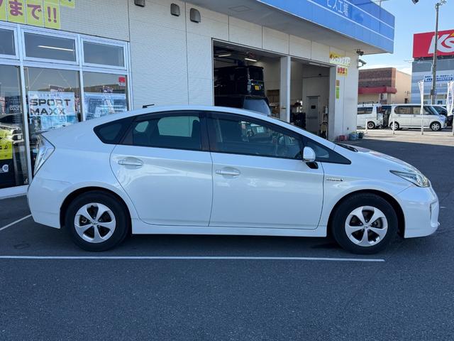 プリウス Ｓ　禁煙車　純正ＳＤナビ　バックカメラ　ＥＴＣ　Ｂｌｕｅｔｏｏｔｈオーディオ　フルセグＴＶ　ＣＤ　ＤＶＤ　ＨＩＤライト　フォグ　オートライト　プッシュスタート　スマートキー　ステリモ　純正１５インチアルミ（19枚目）