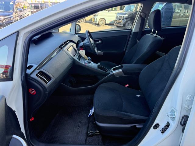 プリウス Ｓ　禁煙車　純正ＳＤナビ　バックカメラ　ＥＴＣ　Ｂｌｕｅｔｏｏｔｈオーディオ　フルセグＴＶ　ＣＤ　ＤＶＤ　ＨＩＤライト　フォグ　オートライト　プッシュスタート　スマートキー　ステリモ　純正１５インチアルミ（24枚目）