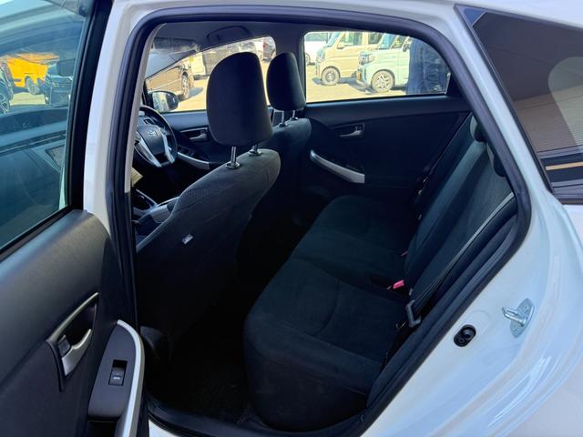 プリウス Ｓ　禁煙車　純正ＳＤナビ　バックカメラ　ＥＴＣ　Ｂｌｕｅｔｏｏｔｈオーディオ　フルセグＴＶ　ＣＤ　ＤＶＤ　ＨＩＤライト　フォグ　オートライト　プッシュスタート　スマートキー　ステリモ　純正１５インチアルミ（25枚目）