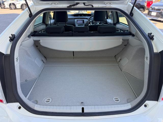 プリウス Ｓ　禁煙車　純正ＳＤナビ　バックカメラ　ＥＴＣ　Ｂｌｕｅｔｏｏｔｈオーディオ　フルセグＴＶ　ＣＤ　ＤＶＤ　ＨＩＤライト　フォグ　オートライト　プッシュスタート　スマートキー　ステリモ　純正１５インチアルミ（26枚目）