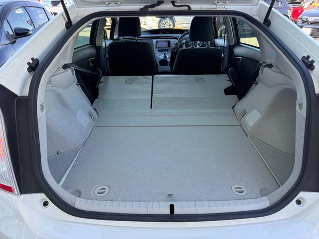 プリウス Ｓ　禁煙車　純正ＳＤナビ　バックカメラ　ＥＴＣ　Ｂｌｕｅｔｏｏｔｈオーディオ　フルセグＴＶ　ＣＤ　ＤＶＤ　ＨＩＤライト　フォグ　オートライト　プッシュスタート　スマートキー　ステリモ　純正１５インチアルミ（27枚目）