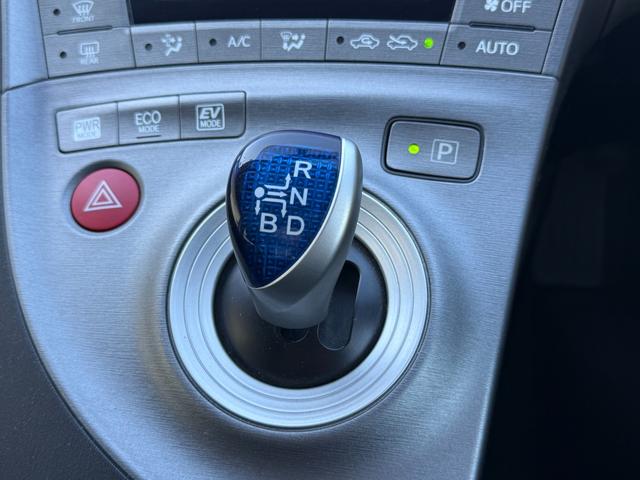 プリウス Ｓ　禁煙車　純正ＳＤナビ　バックカメラ　ＥＴＣ　Ｂｌｕｅｔｏｏｔｈオーディオ　フルセグＴＶ　ＣＤ　ＤＶＤ　ＨＩＤライト　フォグ　オートライト　プッシュスタート　スマートキー　ステリモ　純正１５インチアルミ（33枚目）
