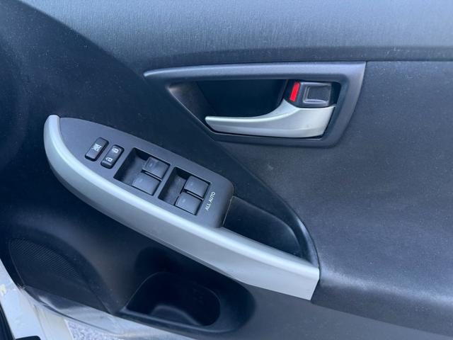 プリウス Ｓ　禁煙車　純正ＳＤナビ　バックカメラ　ＥＴＣ　Ｂｌｕｅｔｏｏｔｈオーディオ　フルセグＴＶ　ＣＤ　ＤＶＤ　ＨＩＤライト　フォグ　オートライト　プッシュスタート　スマートキー　ステリモ　純正１５インチアルミ（35枚目）