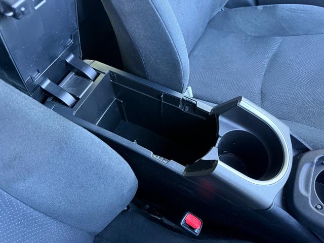 プリウス Ｓ　禁煙車　純正ＳＤナビ　バックカメラ　ＥＴＣ　Ｂｌｕｅｔｏｏｔｈオーディオ　フルセグＴＶ　ＣＤ　ＤＶＤ　ＨＩＤライト　フォグ　オートライト　プッシュスタート　スマートキー　ステリモ　純正１５インチアルミ（37枚目）