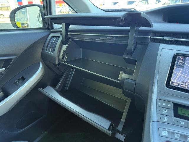 プリウス Ｓ　禁煙車　純正ＳＤナビ　バックカメラ　ＥＴＣ　Ｂｌｕｅｔｏｏｔｈオーディオ　フルセグＴＶ　ＣＤ　ＤＶＤ　ＨＩＤライト　フォグ　オートライト　プッシュスタート　スマートキー　ステリモ　純正１５インチアルミ（38枚目）